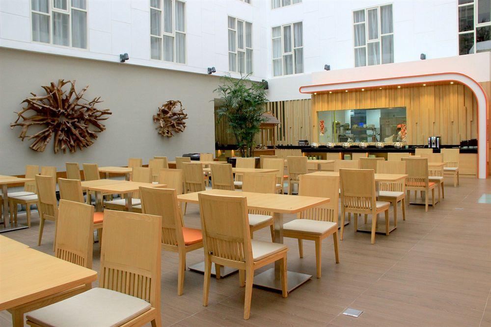 Harris Hotel Raya Kuta Lombok Buitenkant foto