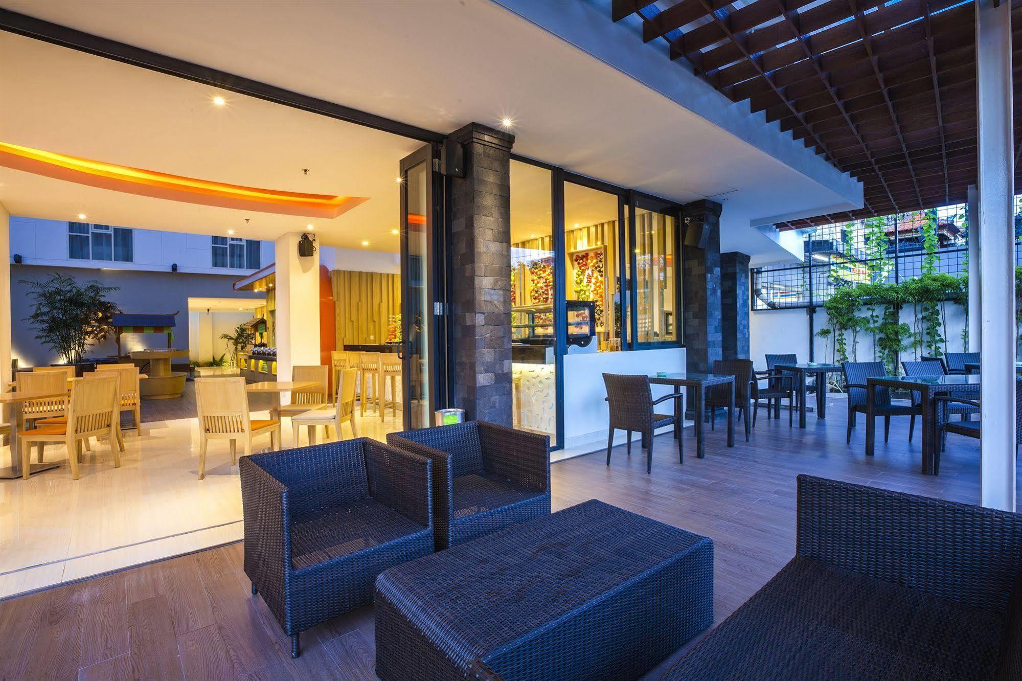 Harris Hotel Raya Kuta Lombok Buitenkant foto